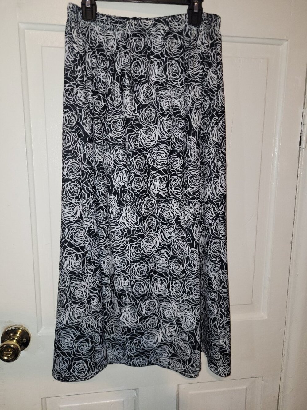 Black and White Rose Pattern Maxi Skirt